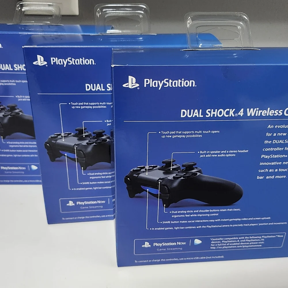 PS4 controllers - Picture 2 of 2